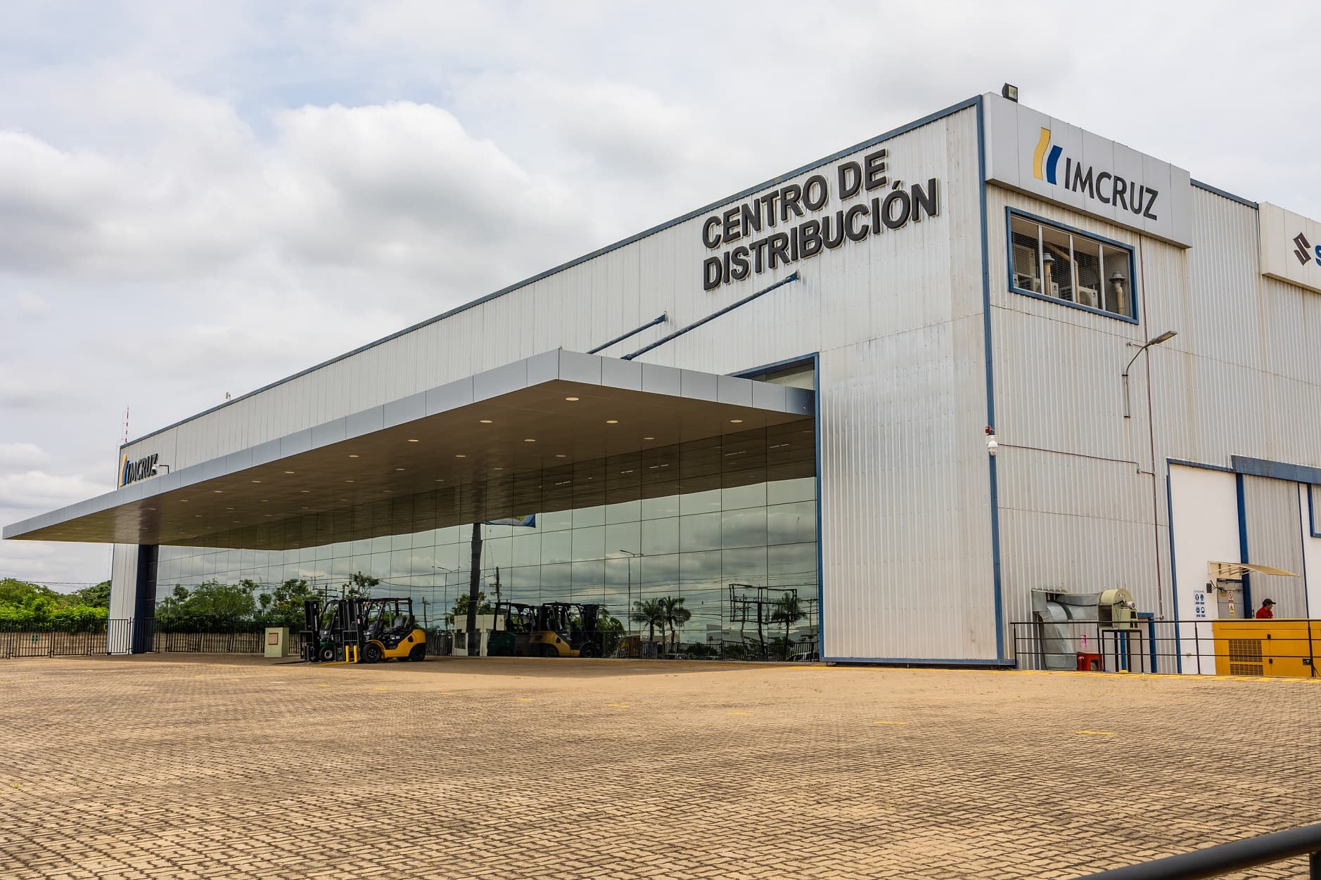 Imcruz presenta el centro de distribución de repuestos automotrices más grande de Bolivia