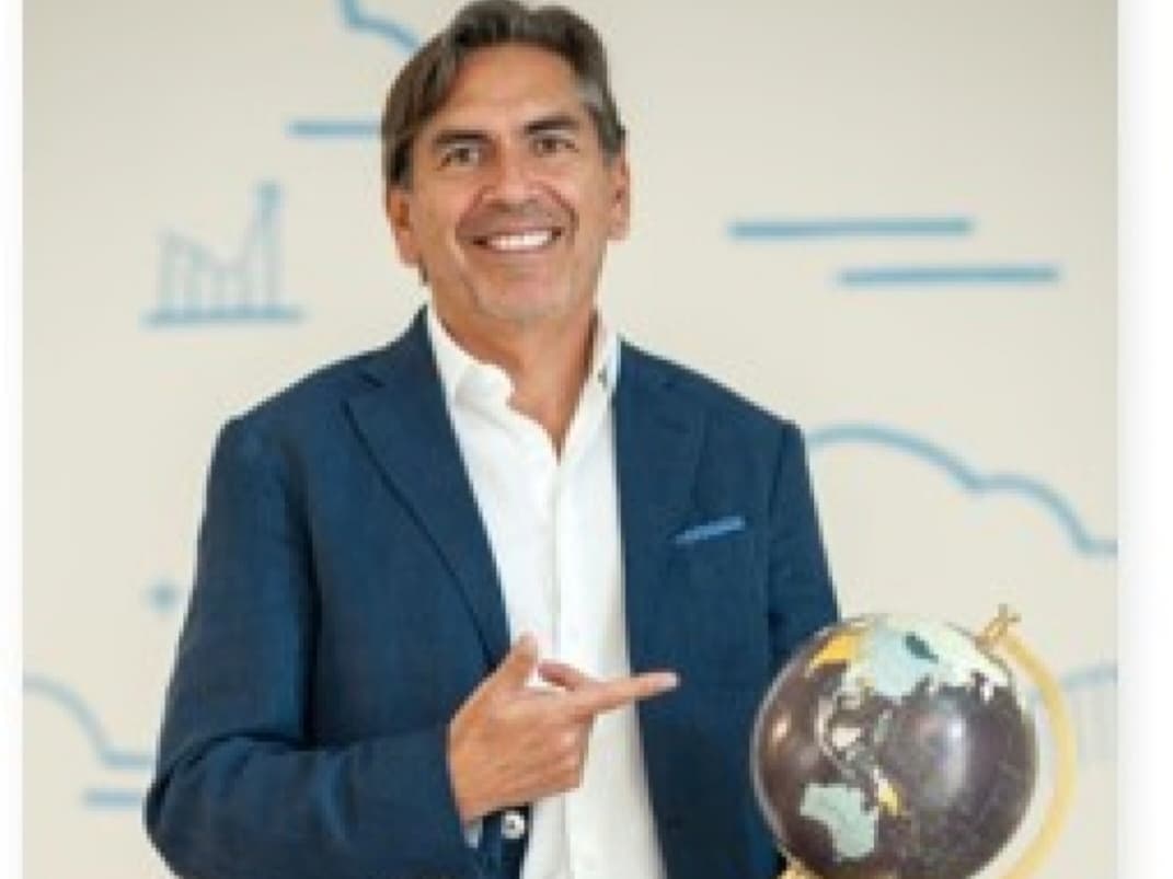 Jorge Ruiz sugiere a los empresarios bolivianos participar en redes internacionales