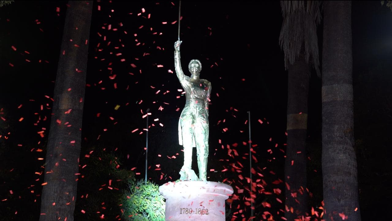 Banco Unión rinde homenaje a Juana Asurdui de Padilla con la entrega de un monumento en la plaza 25 de Mayo de Sucre